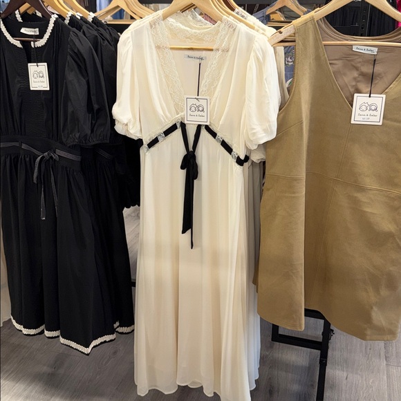 Aaron & amber V Neck Lace Insert Midi Dress
with Bow - Picture 11 of 12